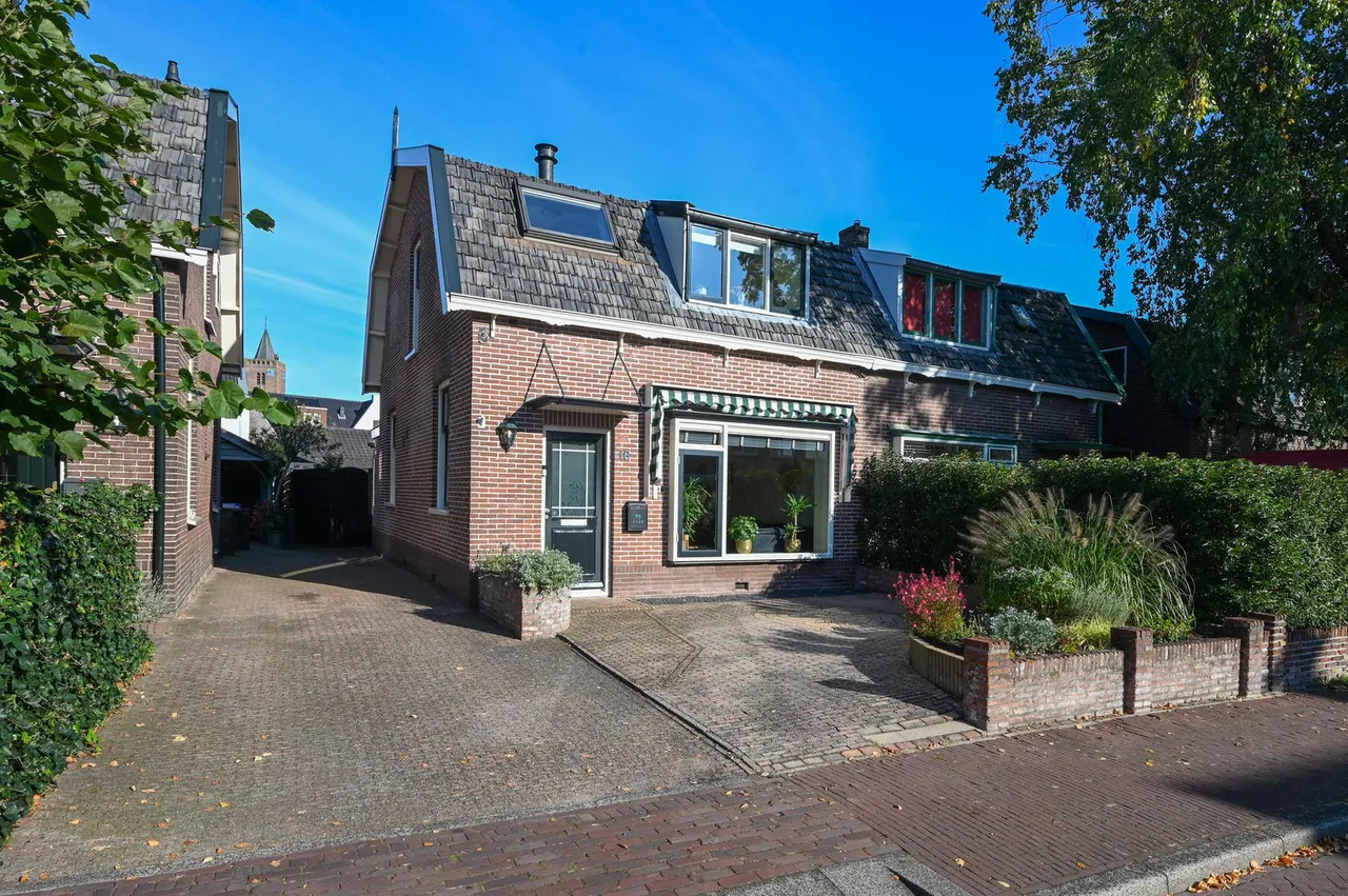 Twee-onder-één-kap te koop: Tuinstraat 18, Huizen
