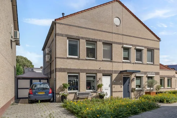 Twee-onder-één-kap te koop: Tuinstraat 31, Oud-Loon Loon Op Zand