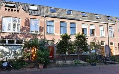 Tussenwoning te koop: Tulpstraat 30, Bloemenkwartier Noord Hilversum