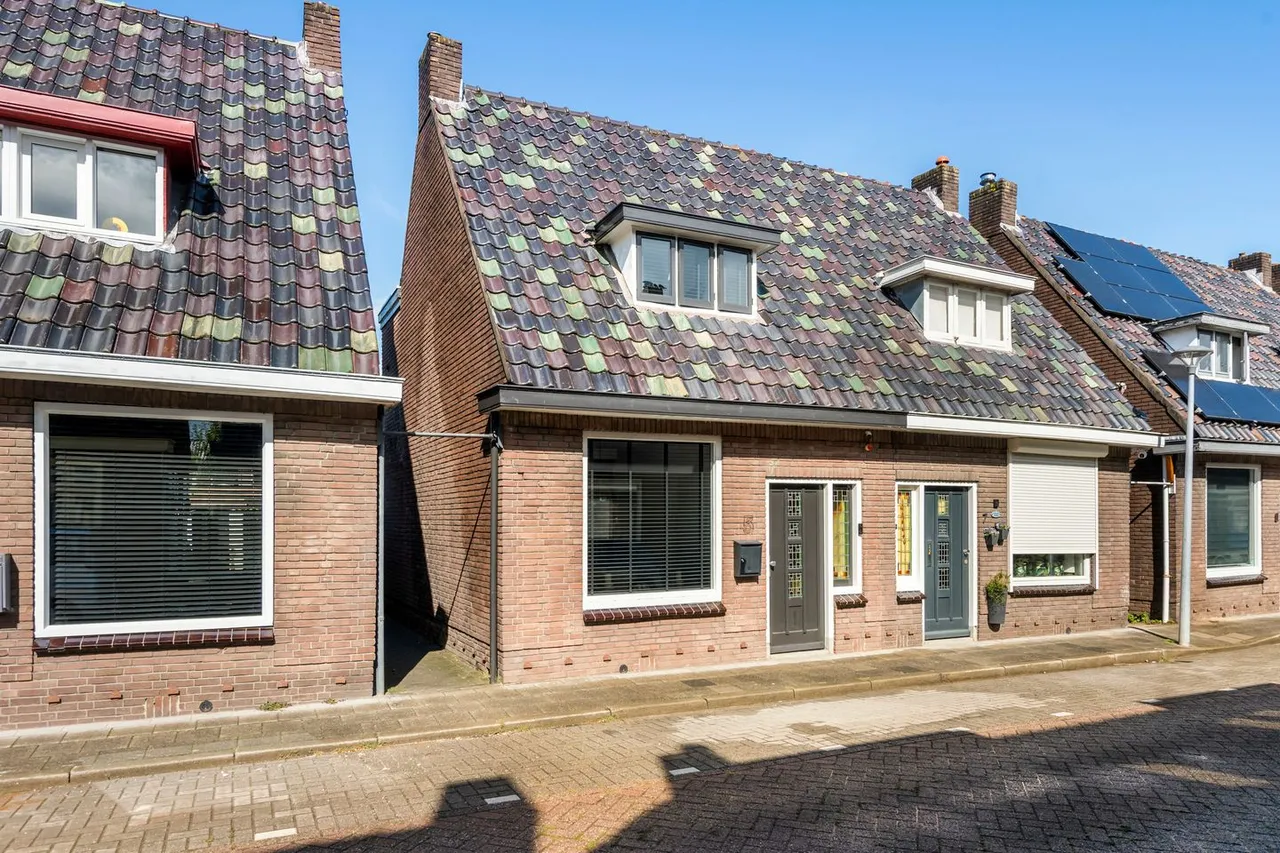 Twee-onder-één-kap te koop: Tulpstraat 5, Tiel