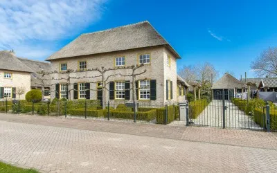 Twee-onder-één-kap te koop: Uithof 13, Wijk Wijk En Aalburg