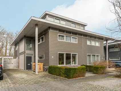 Twee-onder-één-kap te koop: Uithof 7, Middenhof en Uithof Almere