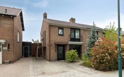Twee-onder-één-kap te koop: Uitweg 27, Harmelen-Zuid (dorp) Harmelen