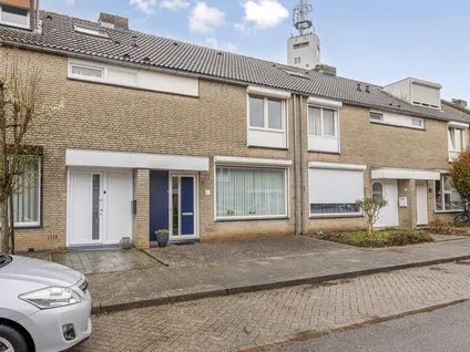Tussenwoning te koop: Uranushof 7, Maastricht
