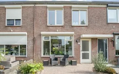 Tussenwoning te koop: Uranusweg 10, Oude-Tonge planetenbuurt Oude-Tonge