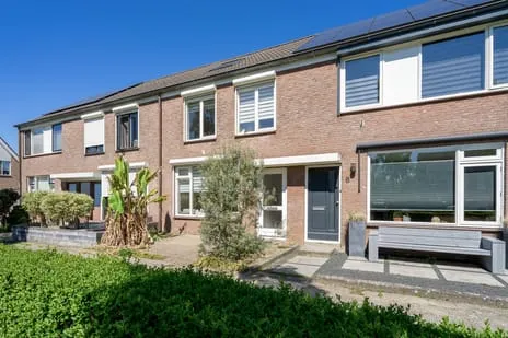 Tussenwoning te koop: Uranusweg 10, Oude-Tonge planetenbuurt Oude-Tonge