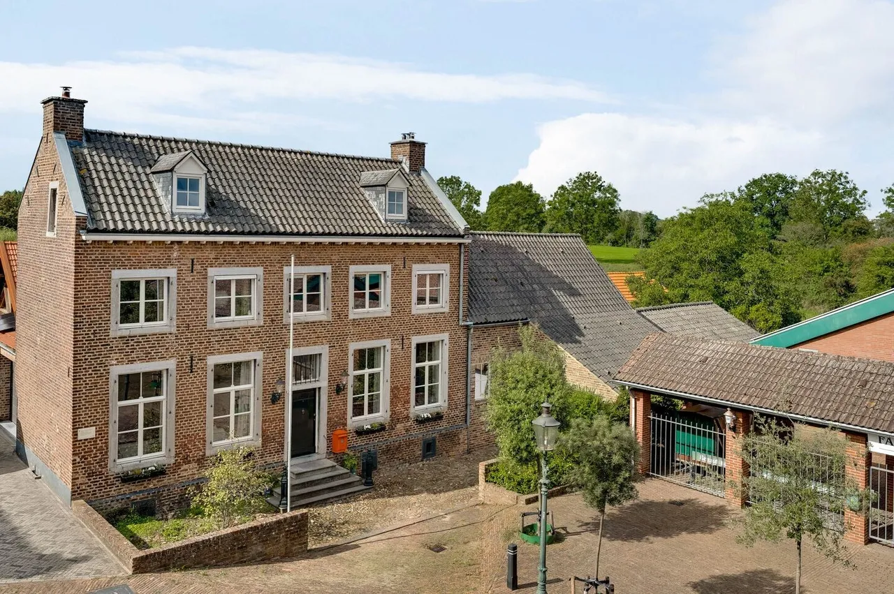 Vrijstaande woning te koop: Urmonder Maasstraat 3, Urmond