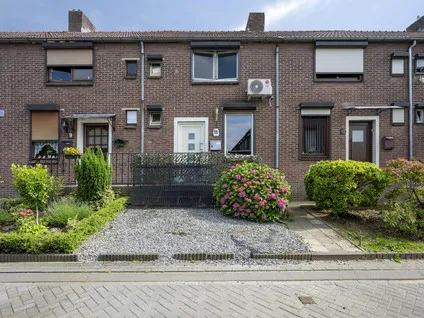 Terraced house for sale: Utrechtstraat 11, Schaesbergerveld Heerlen