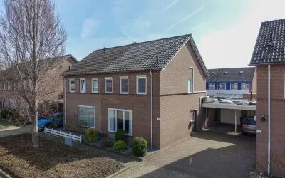 Twee-onder-één-kap te koop: Vaarzenhof 107, Raam Uden