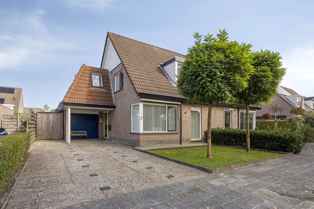Twee-onder-één-kap te koop: Valeriaan 5, Wolvega