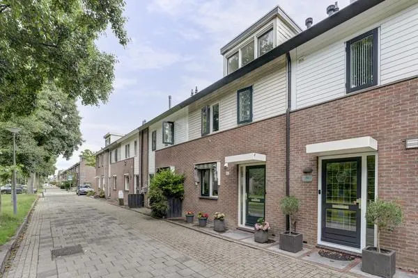 Tussenwoning te koop: Valkenburgsingel 42, Beverwaard Rotterdam