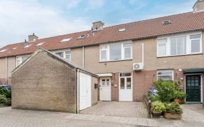 Tussenwoning te koop: Valkenier 7, Rhoon Noord Rhoon