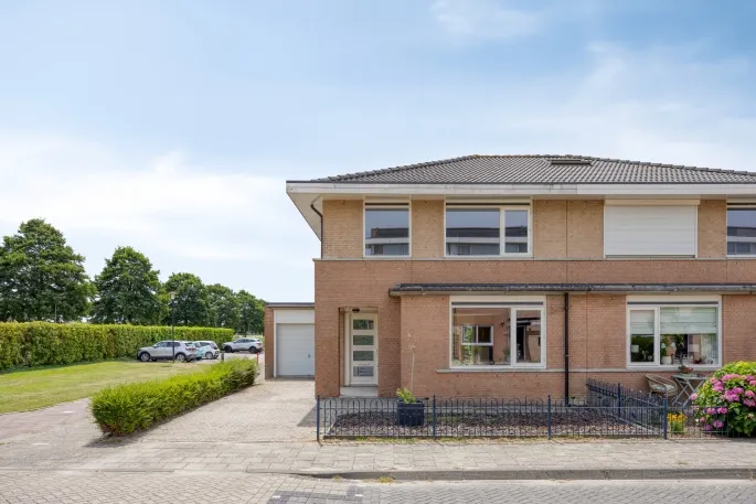 Hoekwoning te koop: Van Barrylaan 1, Numansdorp Woonkern Numansdorp