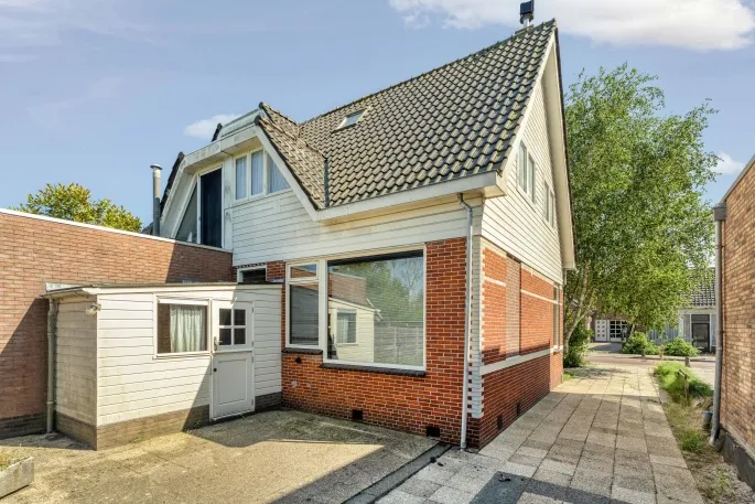 Twee-onder-één-kap te koop: van Beekstraat 63, Oude dorp Landsmeer