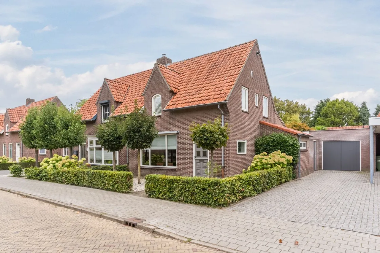 Twee-onder-één-kap te koop: Van den Elsenstraat 21, Hapert