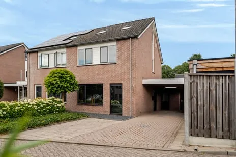 Twee-onder-één-kap te koop: Van der Brugghenstraat 1, Bergentheim Kern Bergentheim