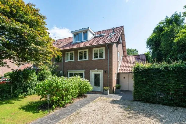Twee-onder-één-kap te koop: Van der Helstlaan 21, Bilthoven