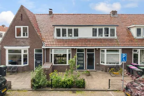 Terraced house for sale: van der Helststraat 3, Julianapark Leeuwarden