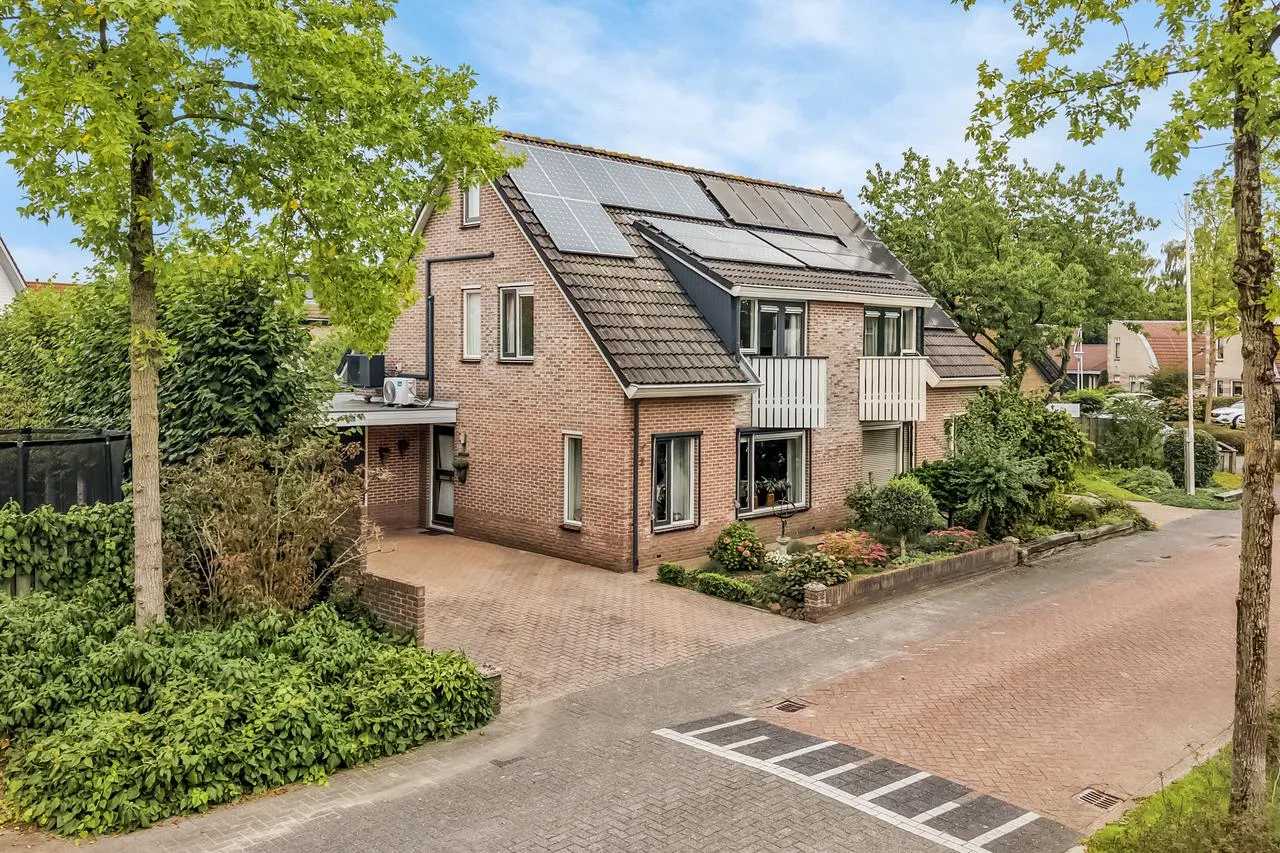 Twee-onder-één-kap te koop: Van der Waalshof 2, Nijkerk