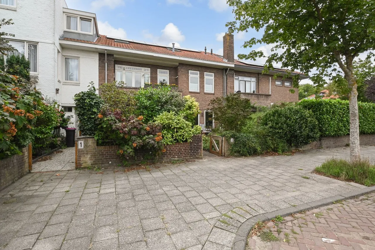 Tussenwoning te koop: van Deventerplein 3, Voorburg