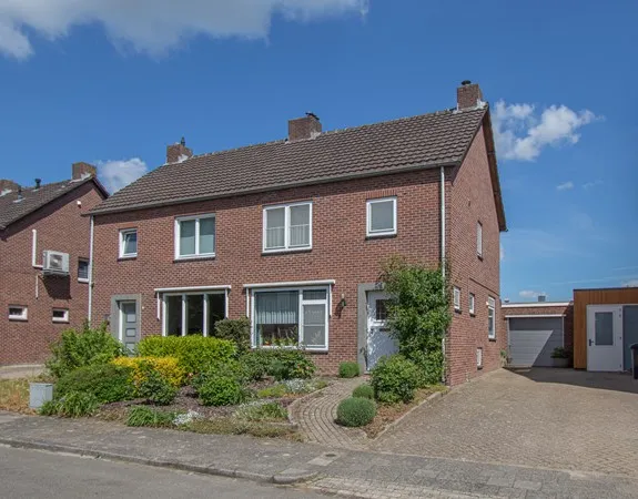 Tussenwoning te koop: Van Ghoorstraat 12, Kern Haelen Haelen