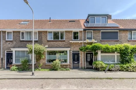 Terraced house for sale: Van Heutszstraat 12, Armhoef Noord-West Tilburg