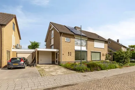 Tussenwoning te koop: van Middelhovenstraat 75, Kern Axel Axel