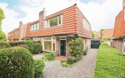 Semi-detached for sale: Van Oldenbarneveltlaan 10, Staatsliedenkwartier Hilversum