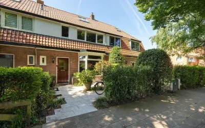 Tussenwoning te koop: Van Oldenbarneveltlaan 47, Staatsliedenkwartier Hilversum