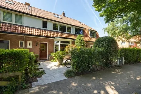 Tussenwoning te koop: Van Oldenbarneveltlaan 47, Staatsliedenkwartier Hilversum