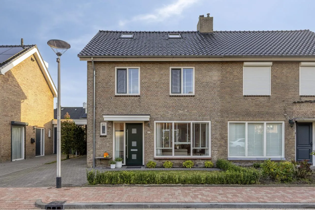 Twee-onder-één-kap te koop: van Oorschotstraat 4, Helmond
