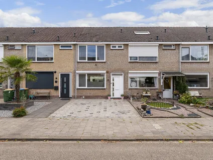 Tussenwoning te koop: Van Puttenstraat 71, Klundert