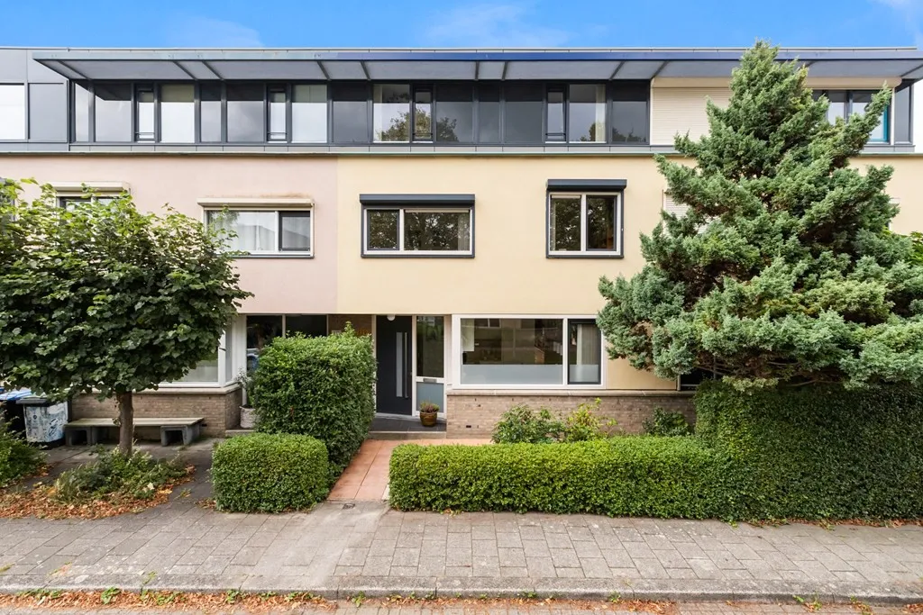 Tussenwoning te koop: Van Ravesteyn-erf 329, Dordrecht
