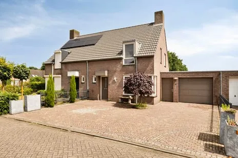 Tussenwoning te koop: van Rummenstraat 31, Prins van Luikstraat e.o. Luyksgestel