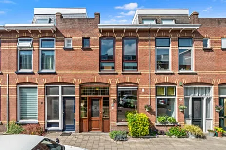 Tussenwoning te koop: Van Smaleveltstraat 13, Liduinabuurt Schiedam