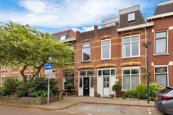 Tussenwoning te koop: Van Smaleveltstraat 43, Liduinabuurt Schiedam