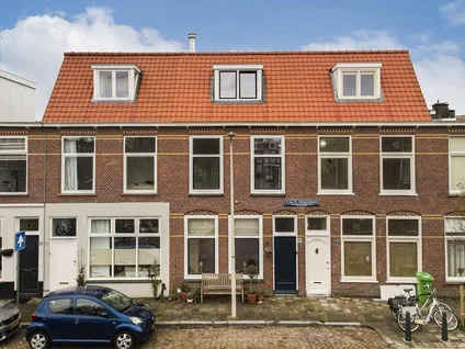 Tussenwoning te koop: Van St. Aldegondeplein 19, Geuzenkwartier 'S-Gravenhage