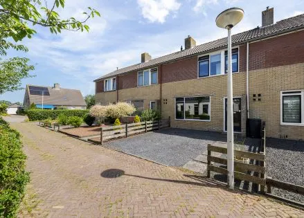 Terraced house for sale: van Wijngaardenstraat 30, St.-Jacobiparochie Noord St.-Jacobiparochie