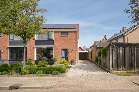 Twee-onder-één-kap te koop: van Axelestraat 6, Dussen Dussen