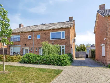 Twee-onder-één-kap te koop: van Berckenrodelaan 4, Besoyen Waalwijk