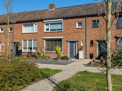 Tussenwoning te koop: Van Berckenrodelaan 48, Besoyen Waalwijk
