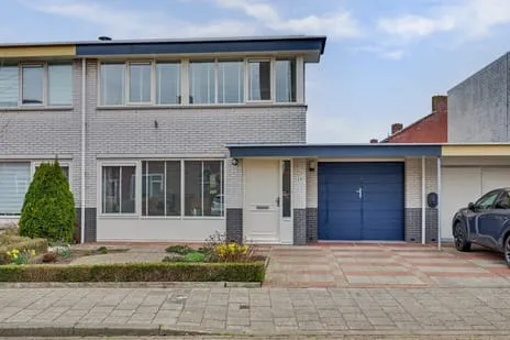 Tussenwoning te koop: Van Bossestraat 24, Paauwenburg Zuidoost Vlissingen