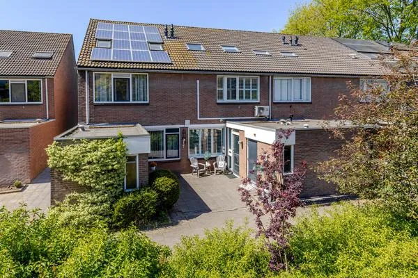 Tussenwoning te koop: Van Dalsumlaan 23, Toneelspelersbuurt Schiedam