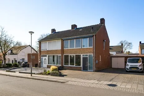 Tussenwoning te koop: Van Den Bongaertstraat 3, Kern Haelen Haelen