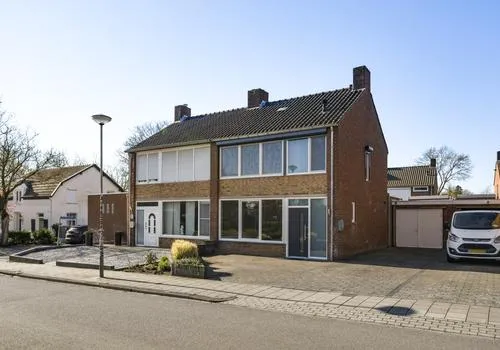 Tussenwoning te koop: Van Den Bongaertstraat 3, Kern Haelen Haelen