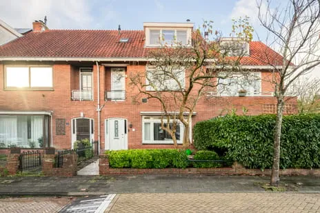 Tussenwoning te koop: Van den Broekelaan 1, Kastanjebuurt Amstelveen