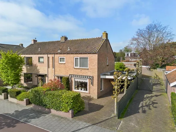 Twee-onder-één-kap te koop: Van den Vondellaan 32, Driehuis-Dorp Driehuis Nh