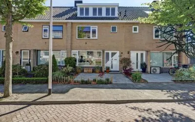 Tussenwoning te koop: van den Woudestraat 22, Warmond