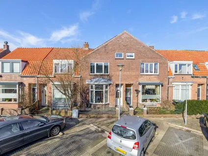 Tussenwoning te koop: van der Duyn van Maasdamstraat 16, Visbuurt Den Helder