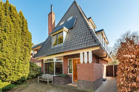 Twee-onder-één-kap te koop: Van der Helstlaan 25, Schilderskwartier Hilversum